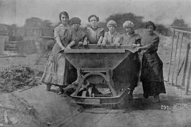 Mujeres transportando desechos. Fotografía de la Oficina de Guerra, 1916